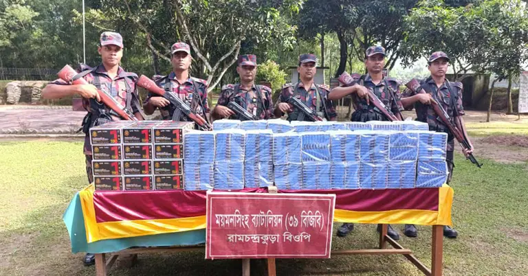 জব্দকৃত ভারতীয় পণ্যসহ বিজিবি সদস্যরা
